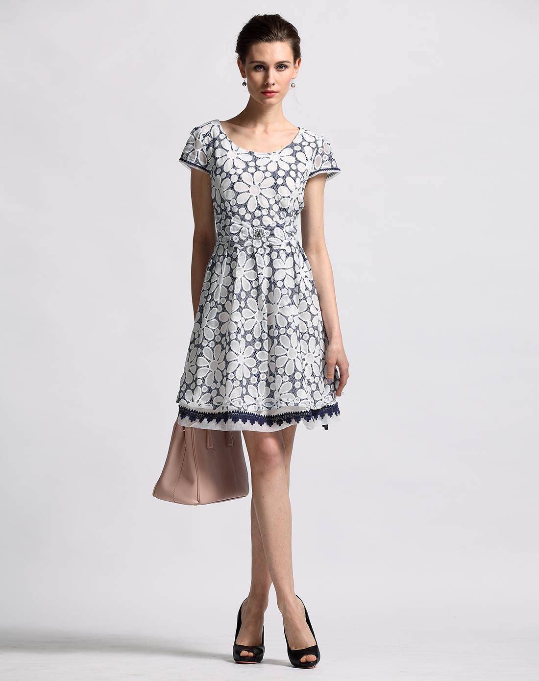 女款蓝底白花花朵连衣裙