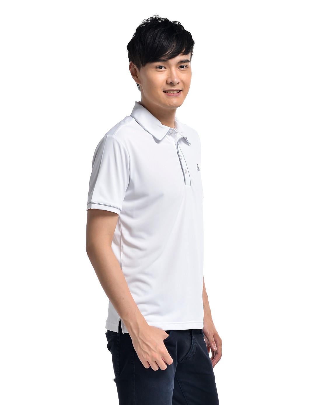 男子白色短袖polo衫