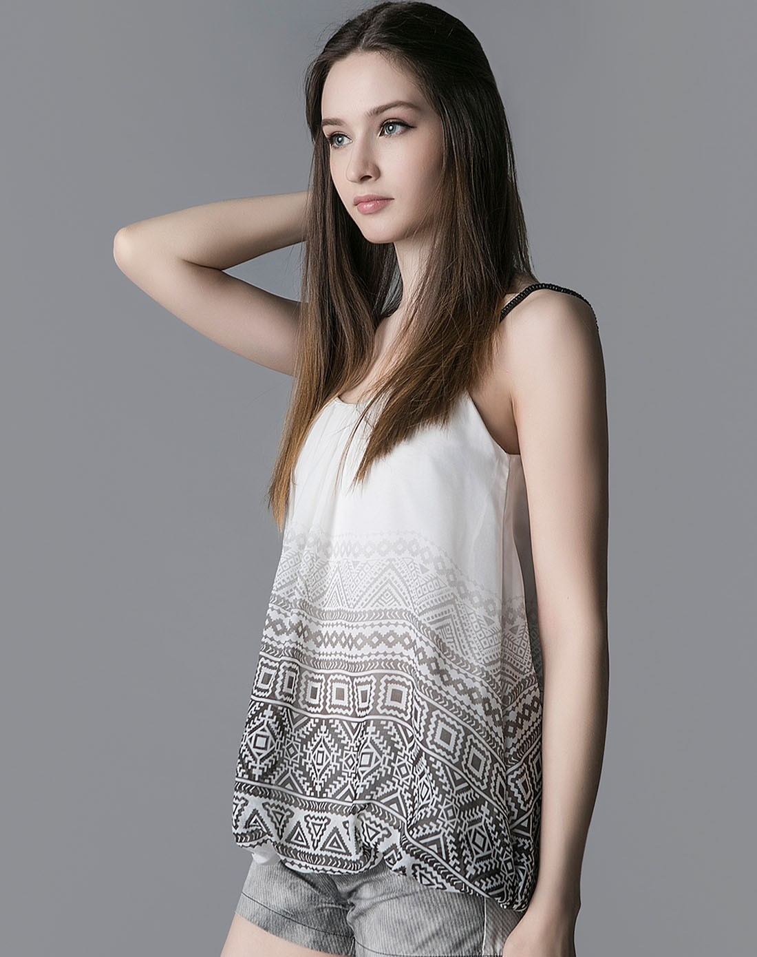 图腾印纹白底黑色吊带上衣
