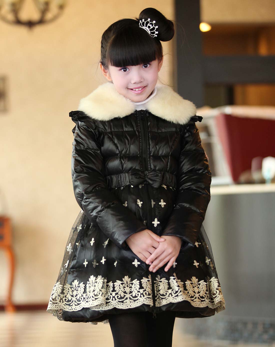 女童黑色羽绒服