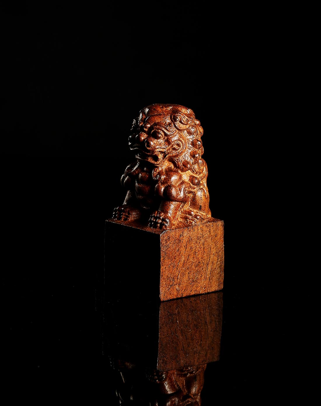 皮黑木精雕狮子印章