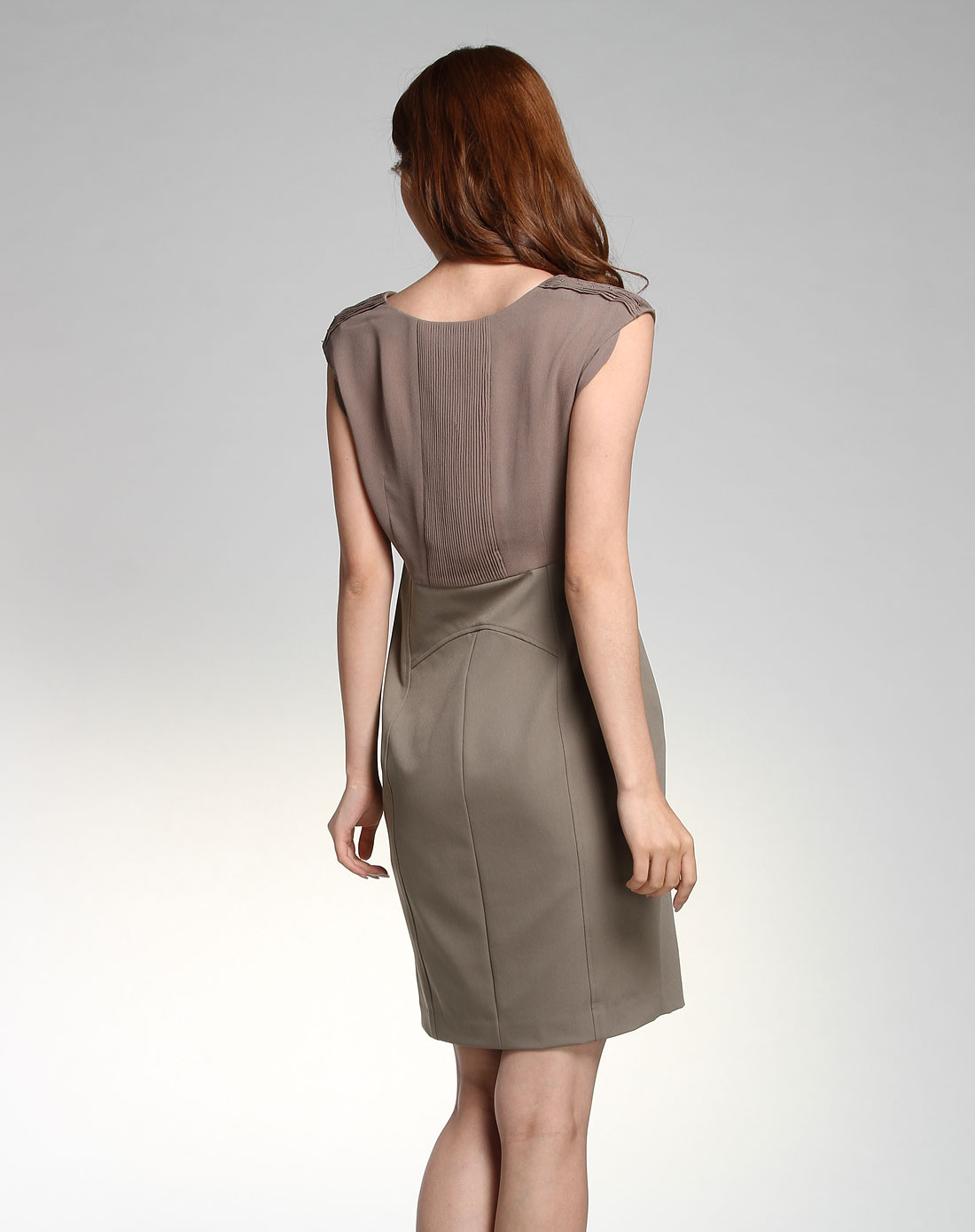 深卡其色时尚无袖连衣裙