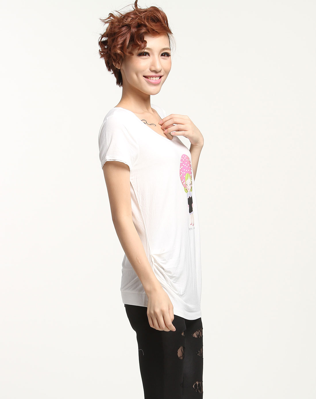 白色圆领时尚人物图短袖t恤