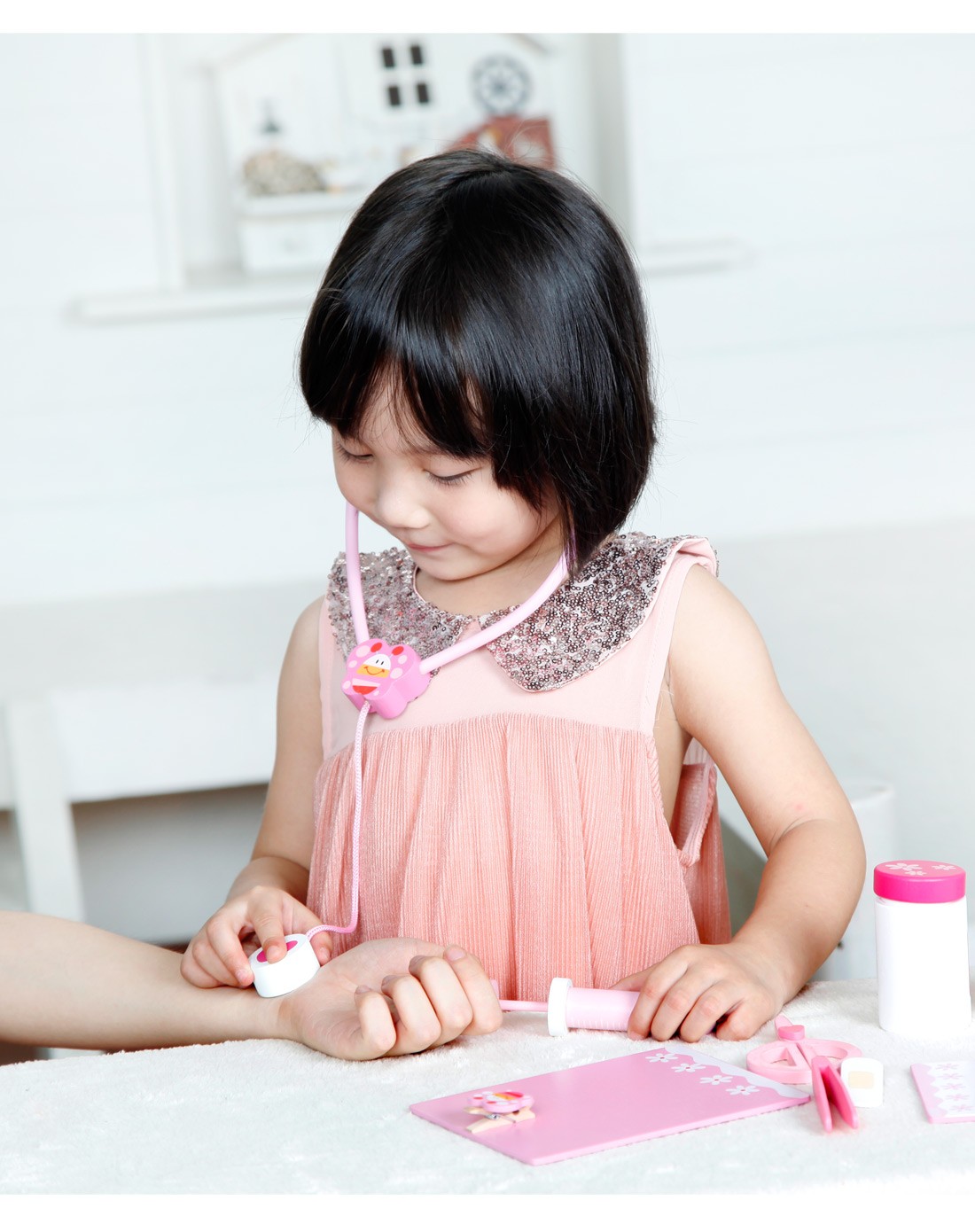 特宝儿小女孩医生扮演过家家