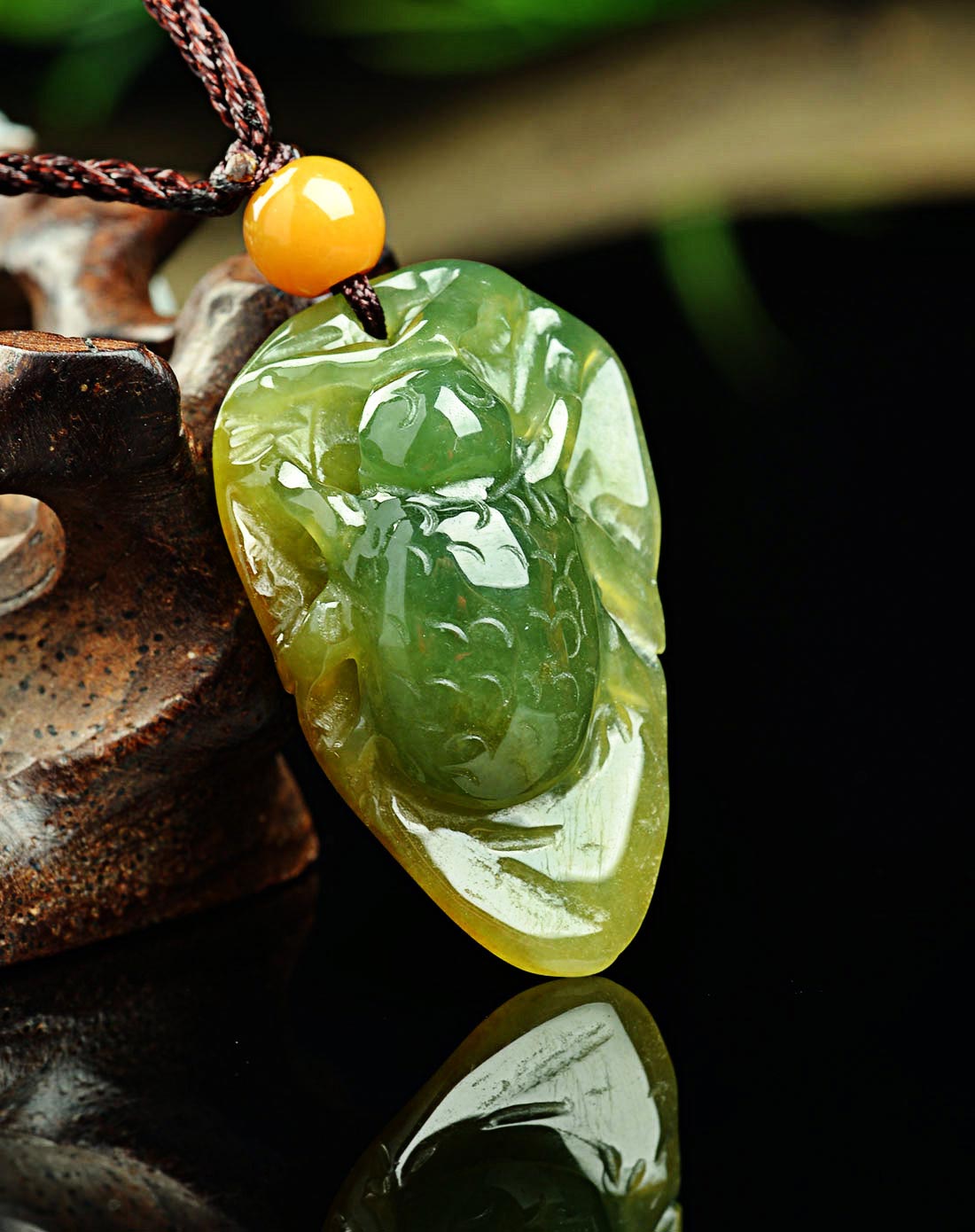 天然精致绿色带翡富甲一方翡翠吊坠(国家权威鉴定)