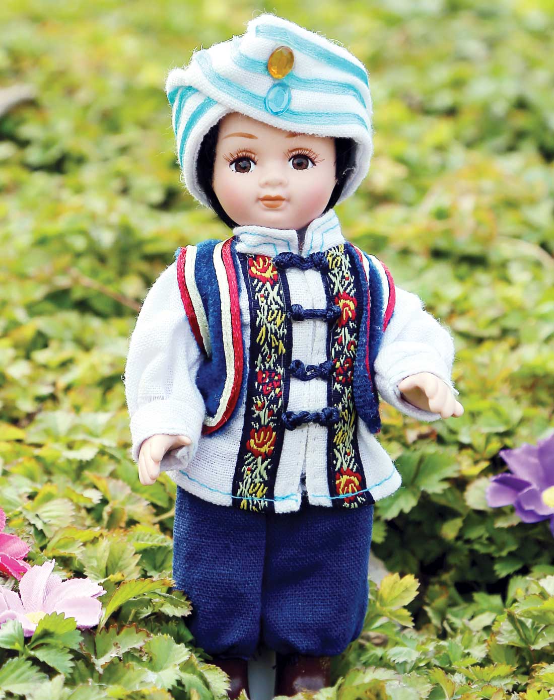 民族盛装陶瓷娃娃-布依族