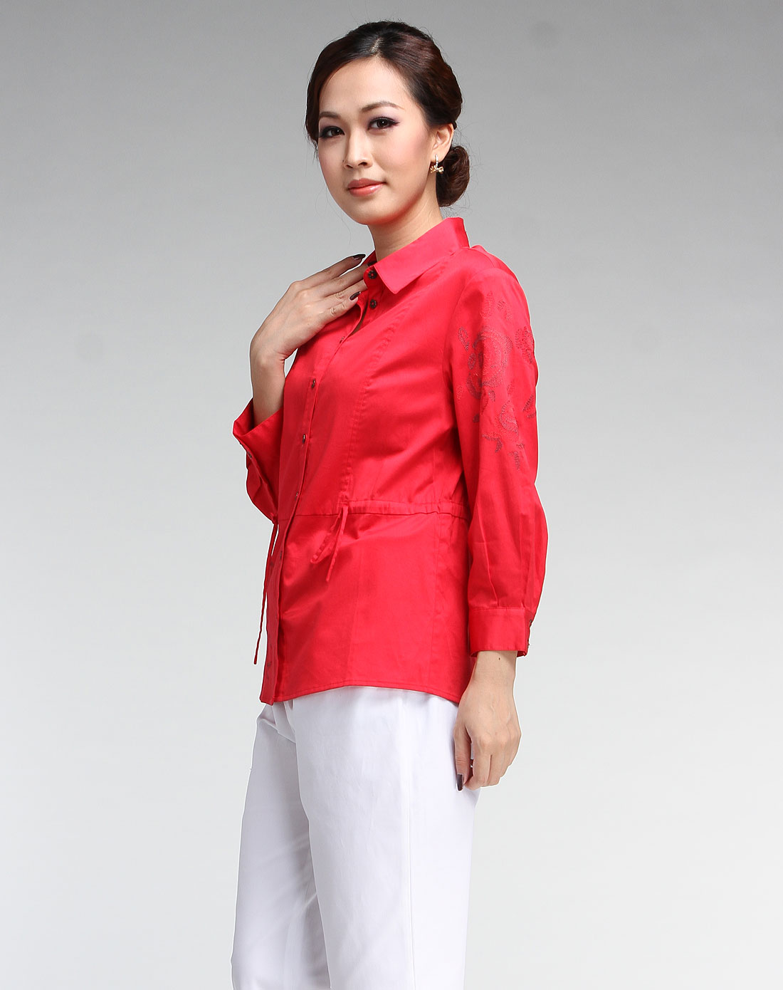 大红色翻领修腰绣花九分袖衬衫