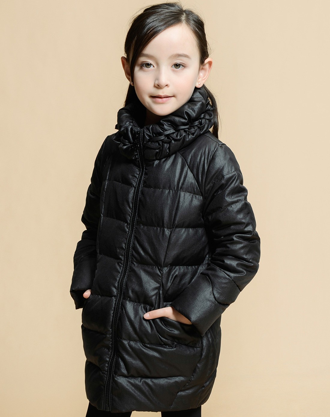 女童黑色短款羽绒服