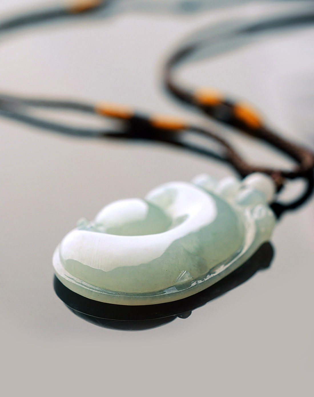 天然a货翡翠怀珠抱玉吊坠(附证书)