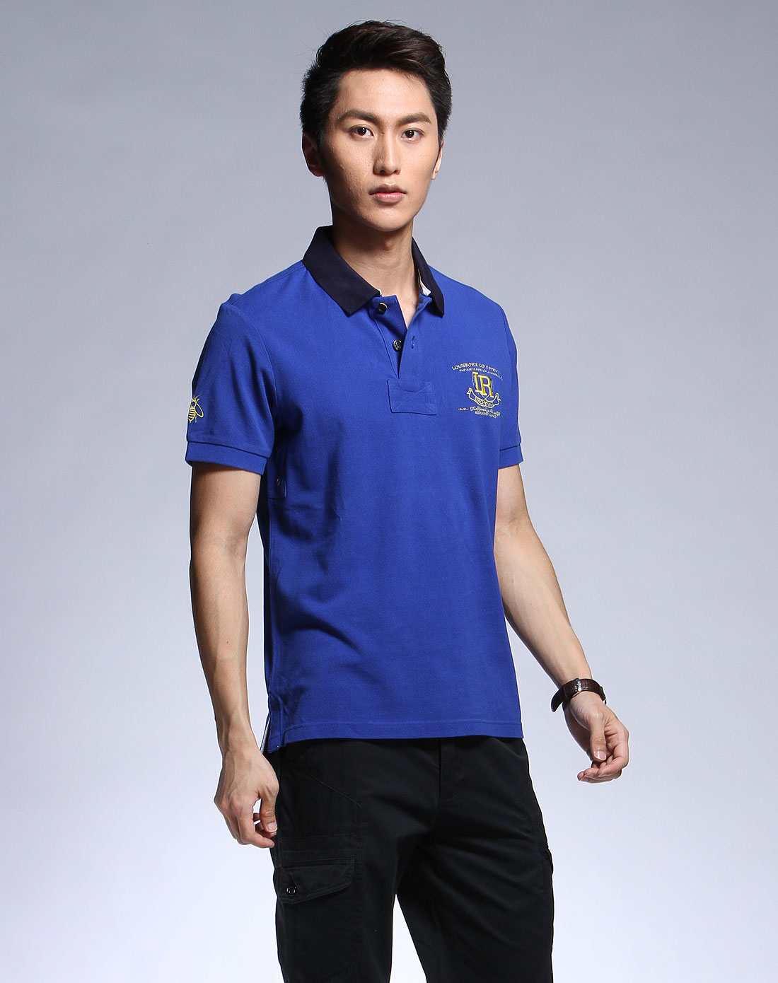 深蓝色翻领印字短袖t恤