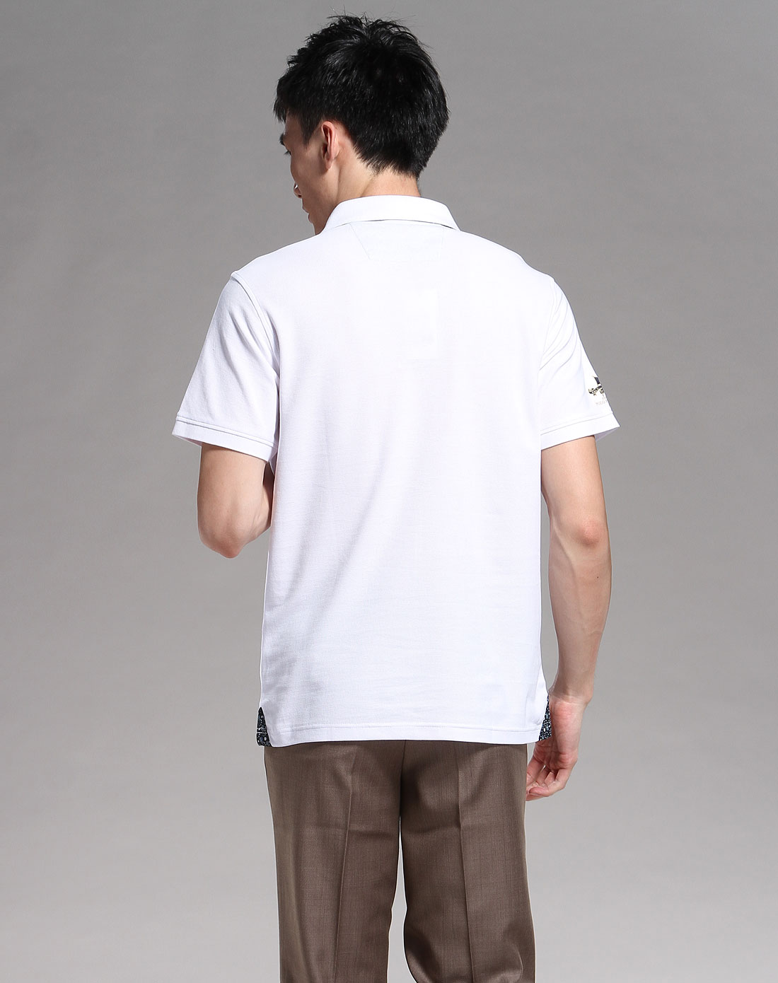 白色素面翻领短袖t恤