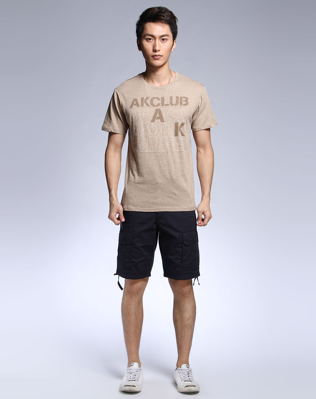 卡其色短袖印花t恤