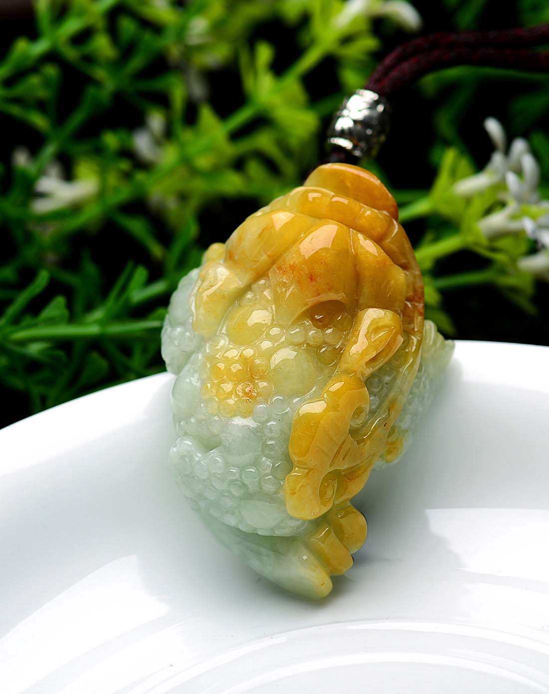 糯种飘黄三足金蟾吊坠a货翡翠(附权威证书)