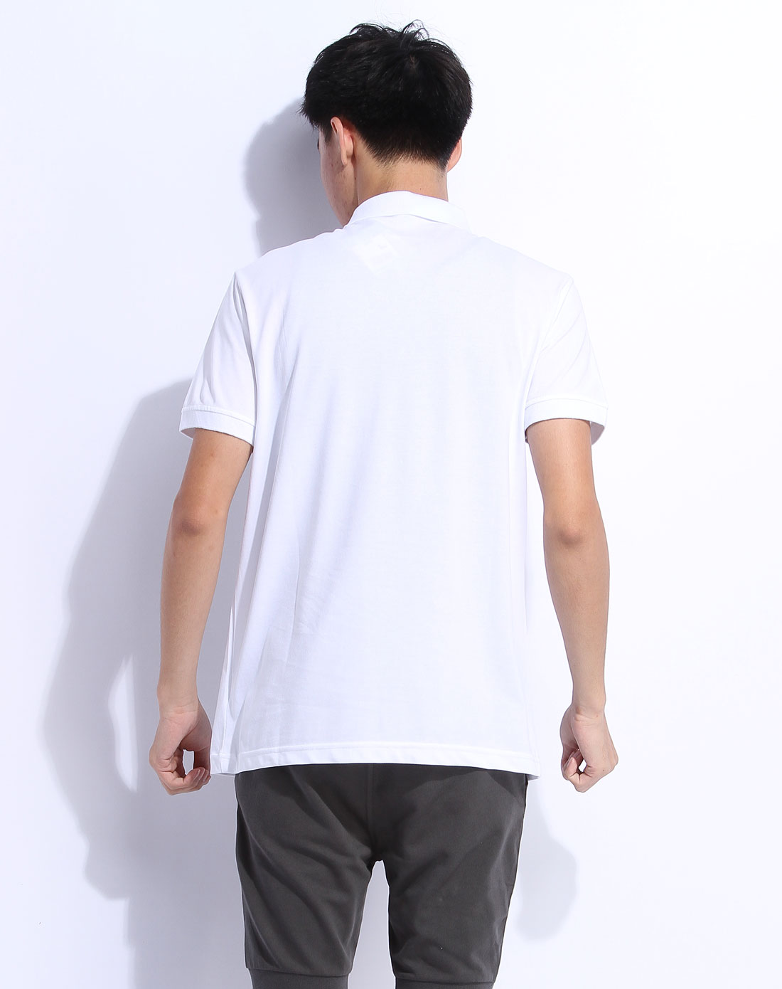 漂白色短袖翻领t恤