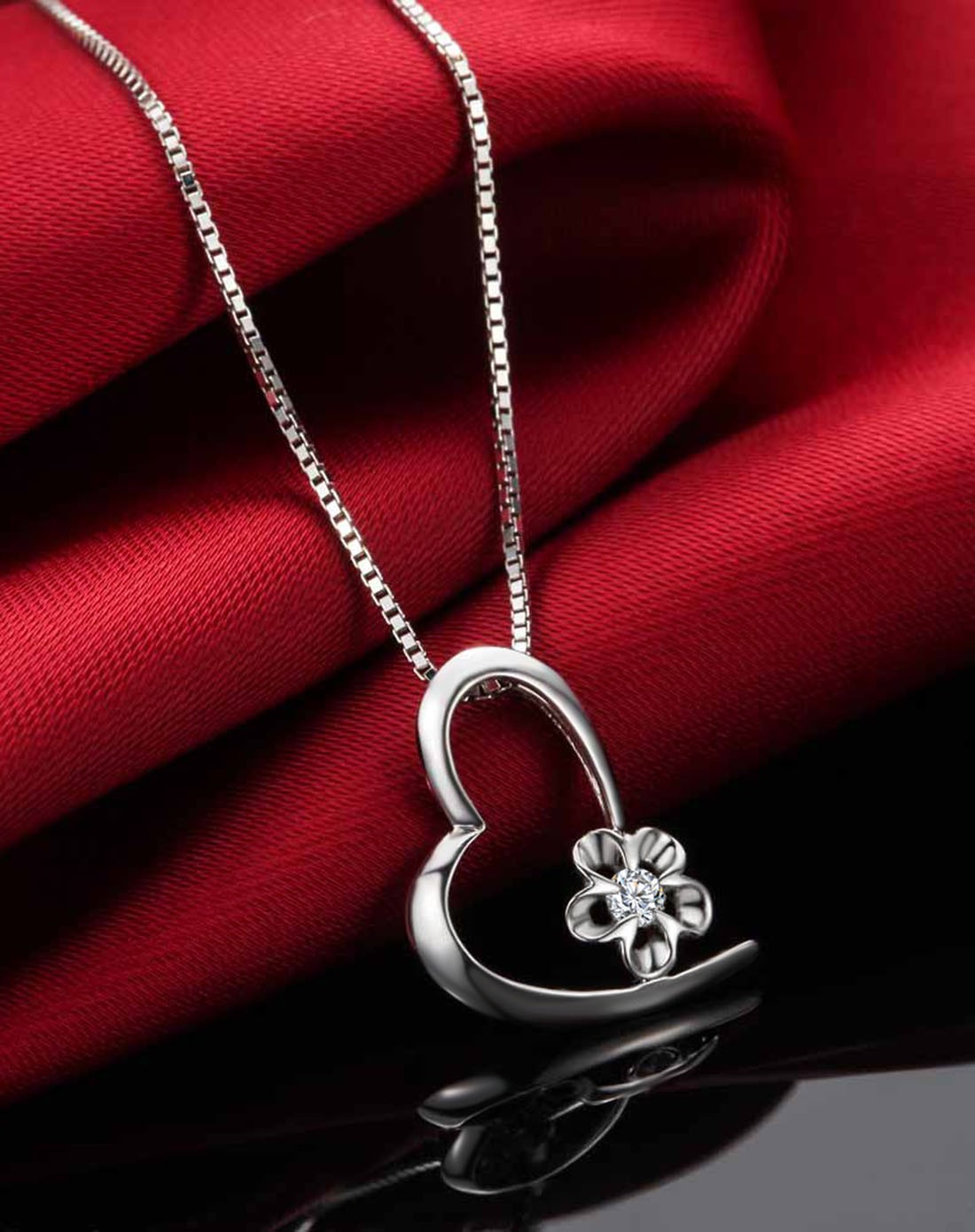 心形5分钻石吊坠套链(送链)