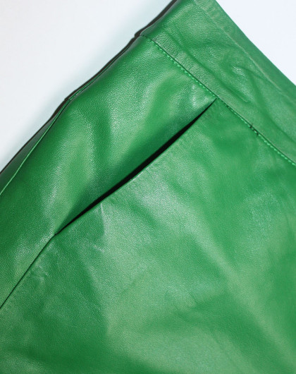 女款绿色时尚短款皮裤