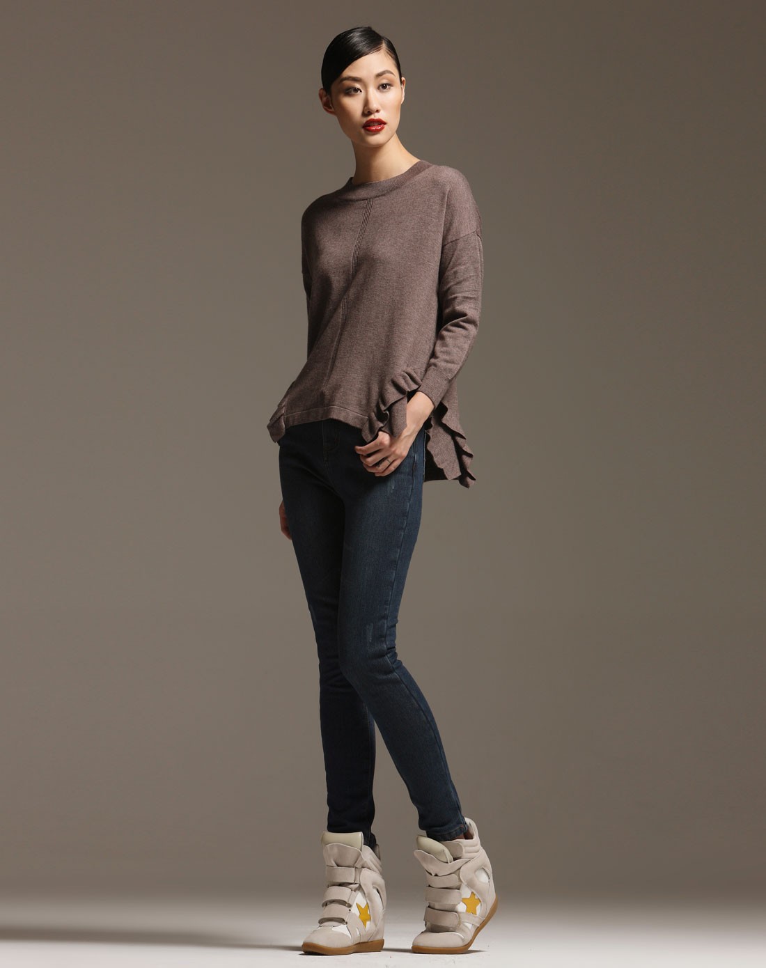 灰驼色圆领休闲长袖毛衣