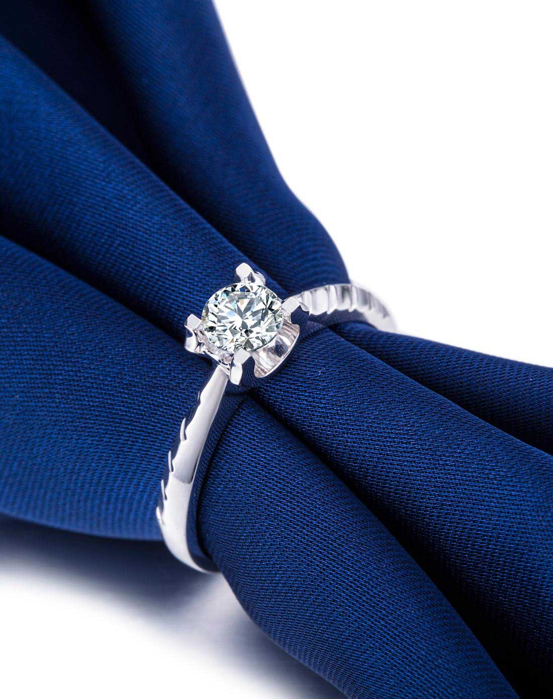 18k白金40分f-g色牛头四爪钻戒