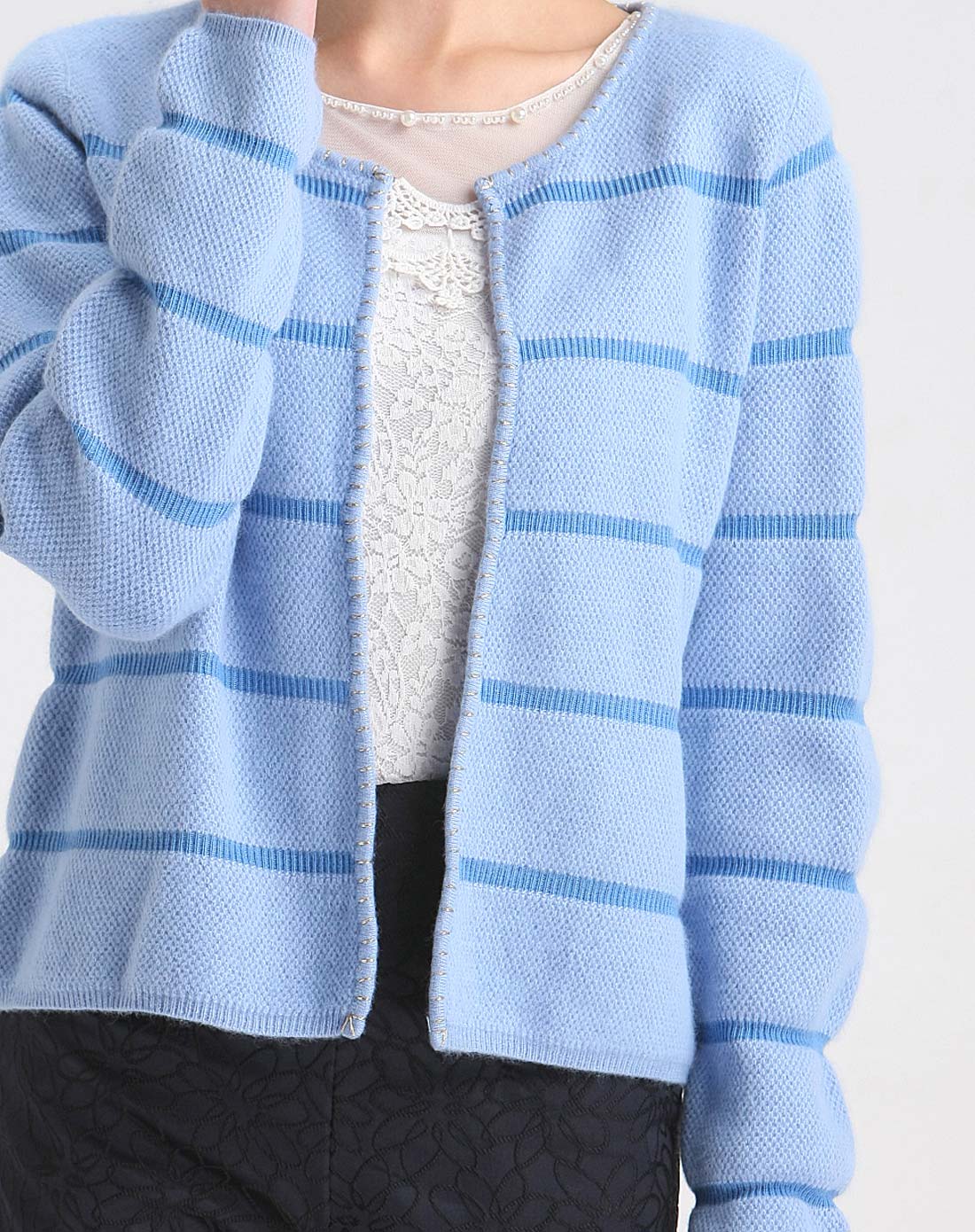 浅蓝色小香风百搭开襟长袖针织衫