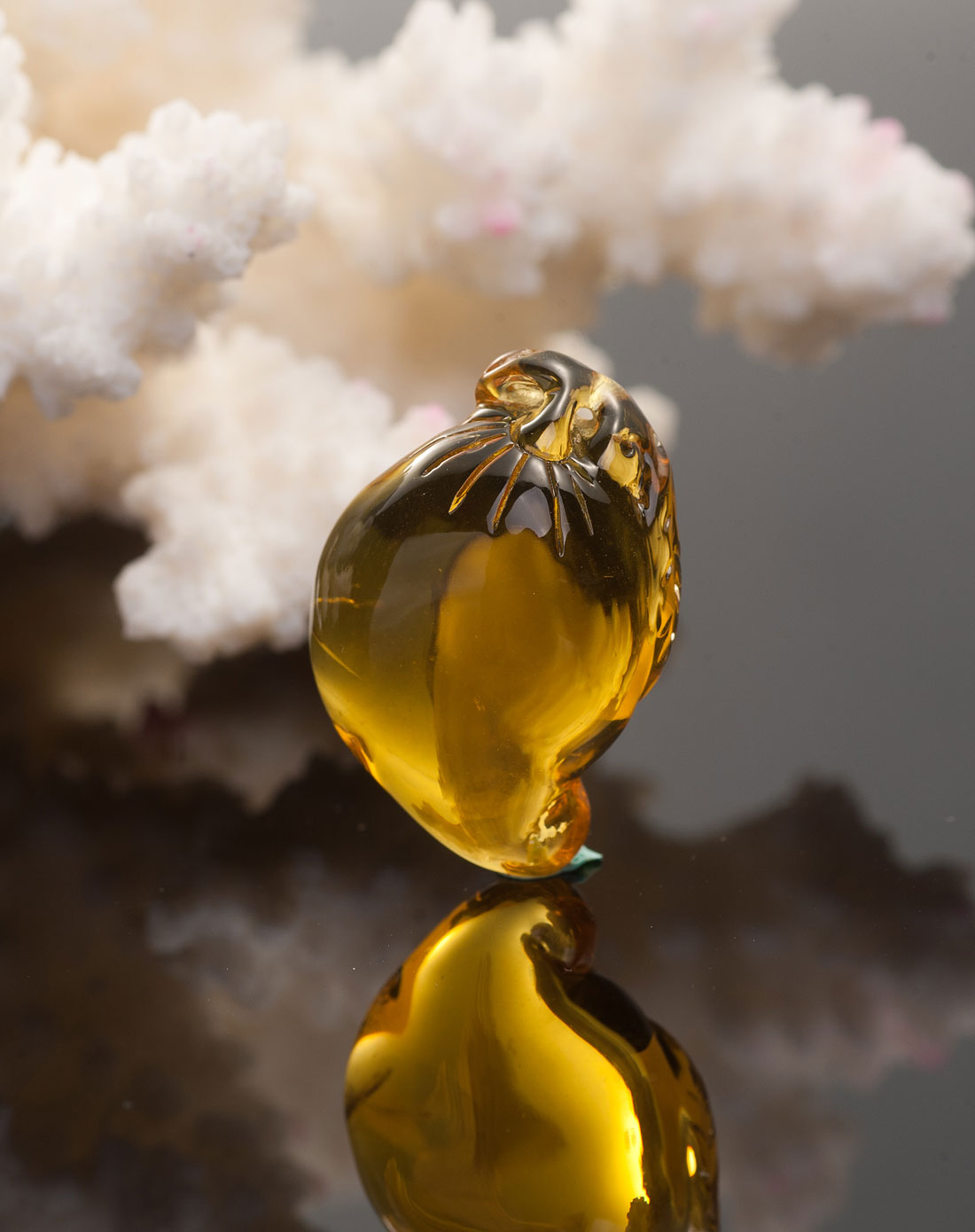 天然琥珀(附证书赠银链)吉祥雕件随形