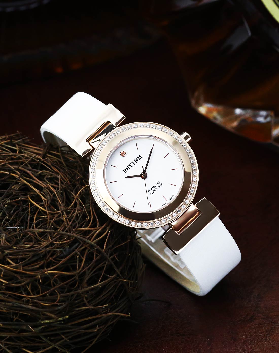 石英女式腕表 白色表盘 真皮表带 l1202l03