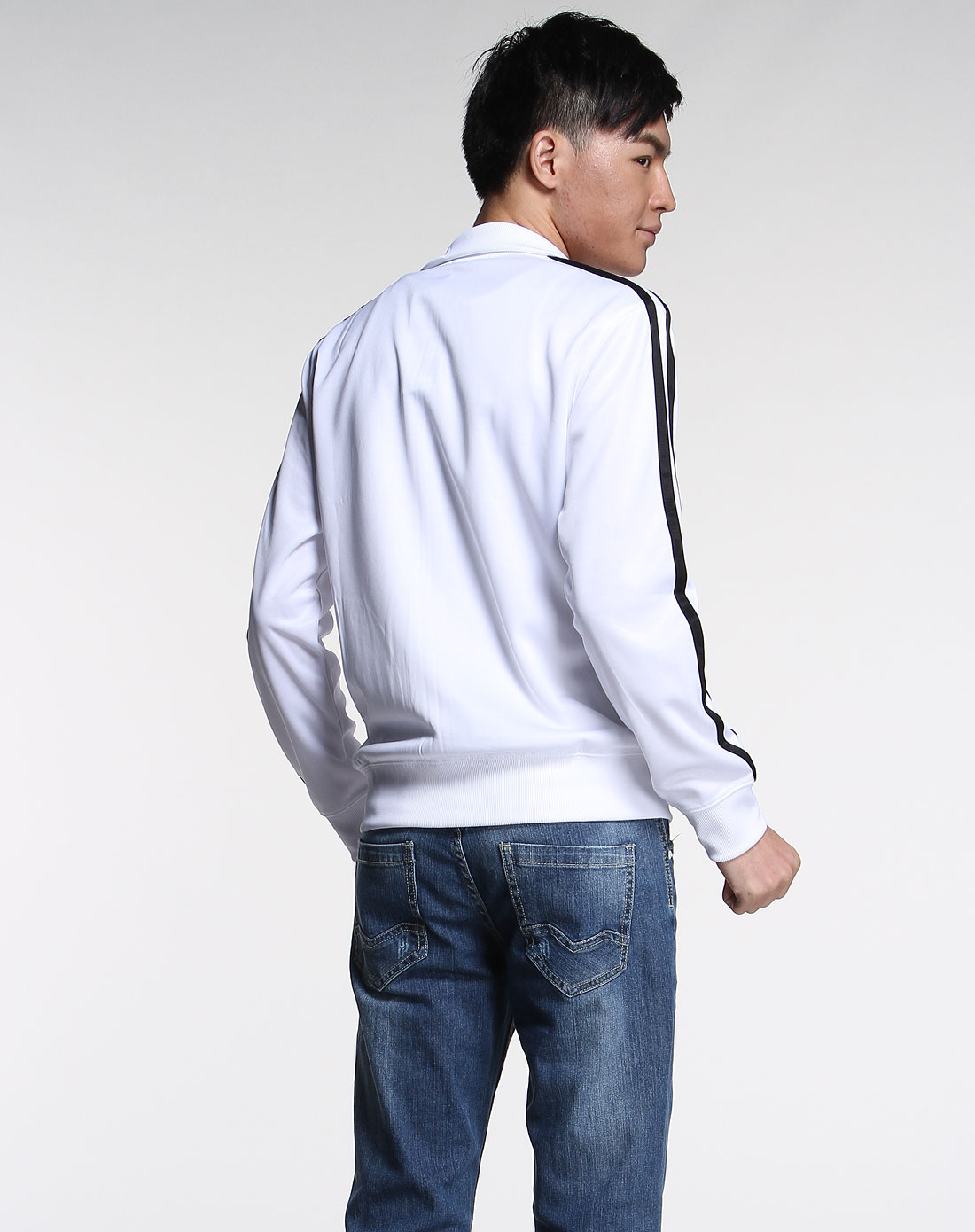 白色长袖运动休闲外套