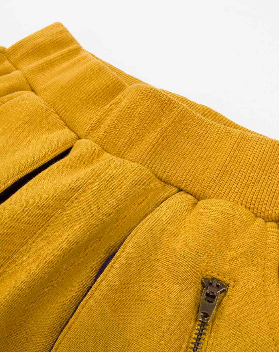 男童赭黄o型针织裤