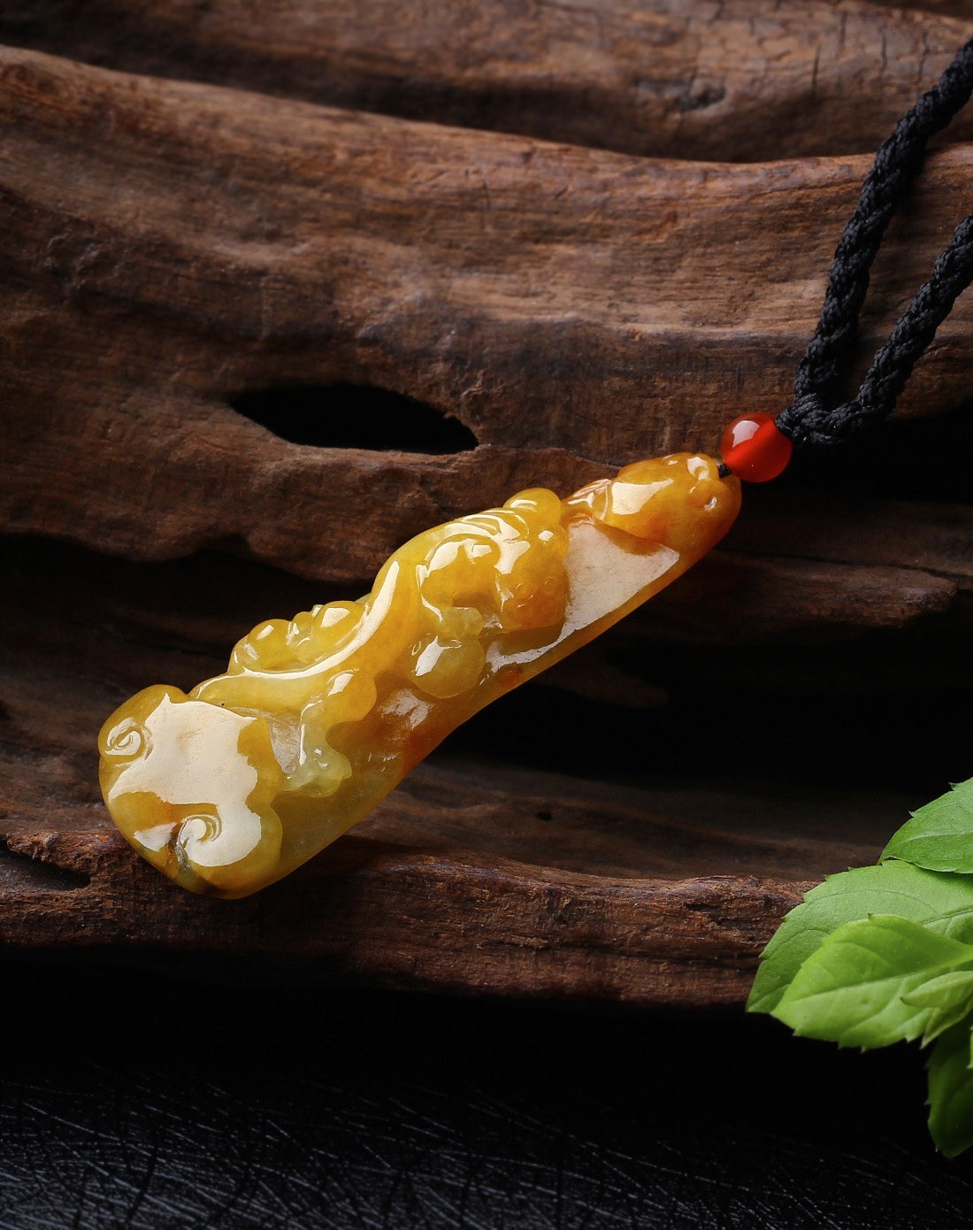 精雕细腻黄翡草龙 生意兴隆天然a货翡翠吊坠