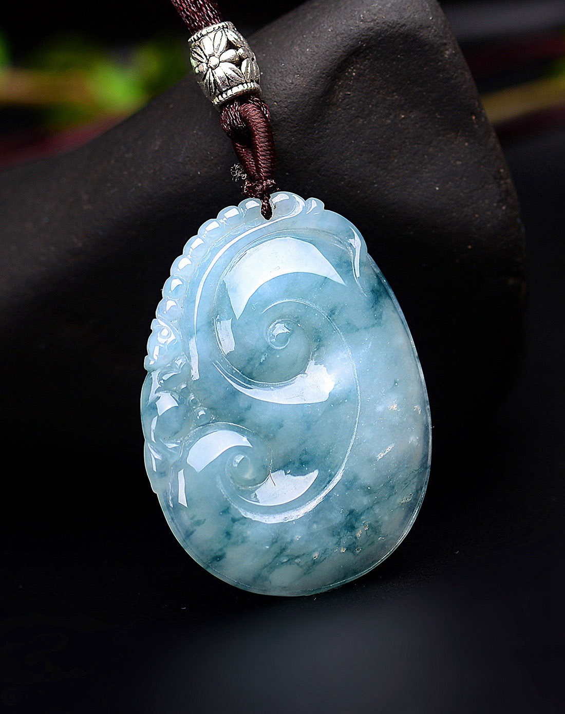 a货翡翠糯种飘蓝花饱满如意吊坠