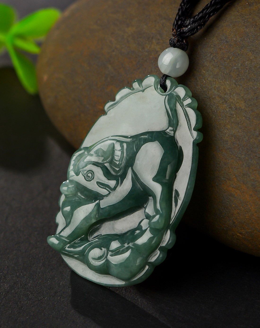 精雕生肖牛冰种带绿色天然翡翠吊坠