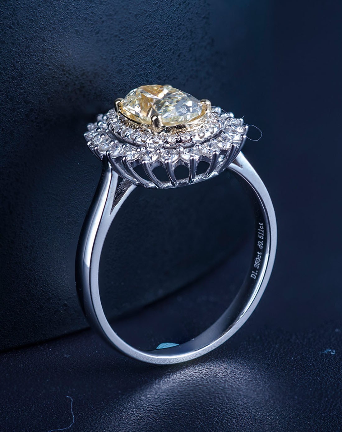 18k金群镶豪华1.51克拉椭圆形钻戒