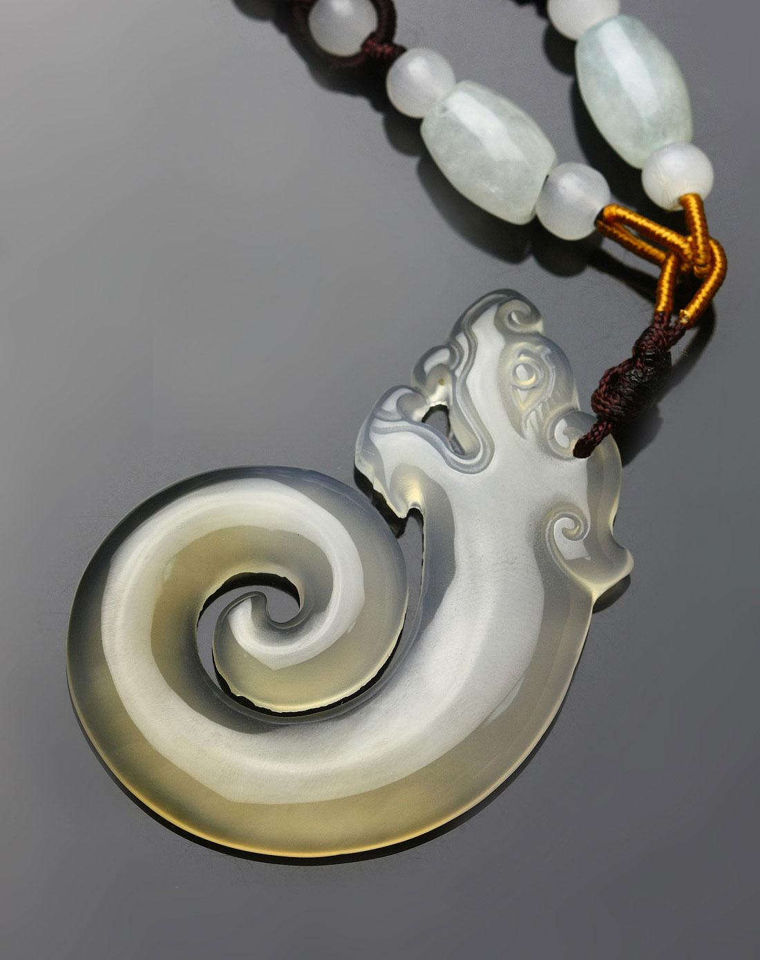 中性透白冰种玉髓龙形玉佩形吊坠(圆)(附证书)