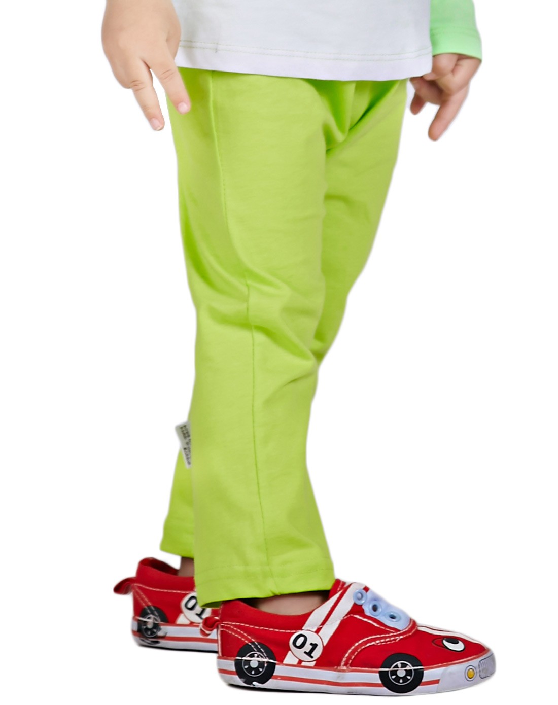 男童荧光绿裤子