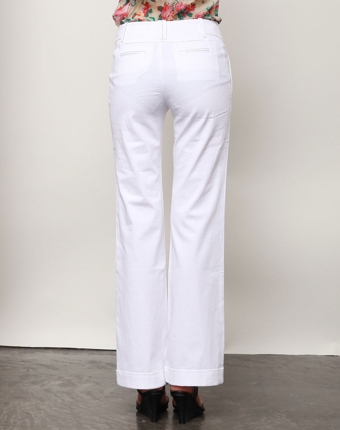 白色直筒长裤图片