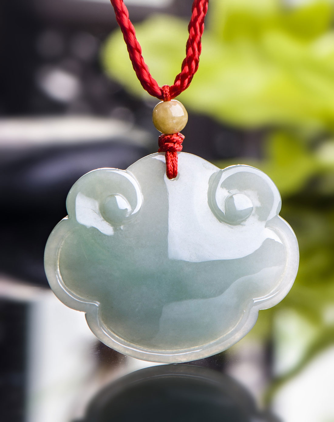 起胶感莹润浅绿糯化地如意锁牌天然a货翡翠挂件(附国检证书)