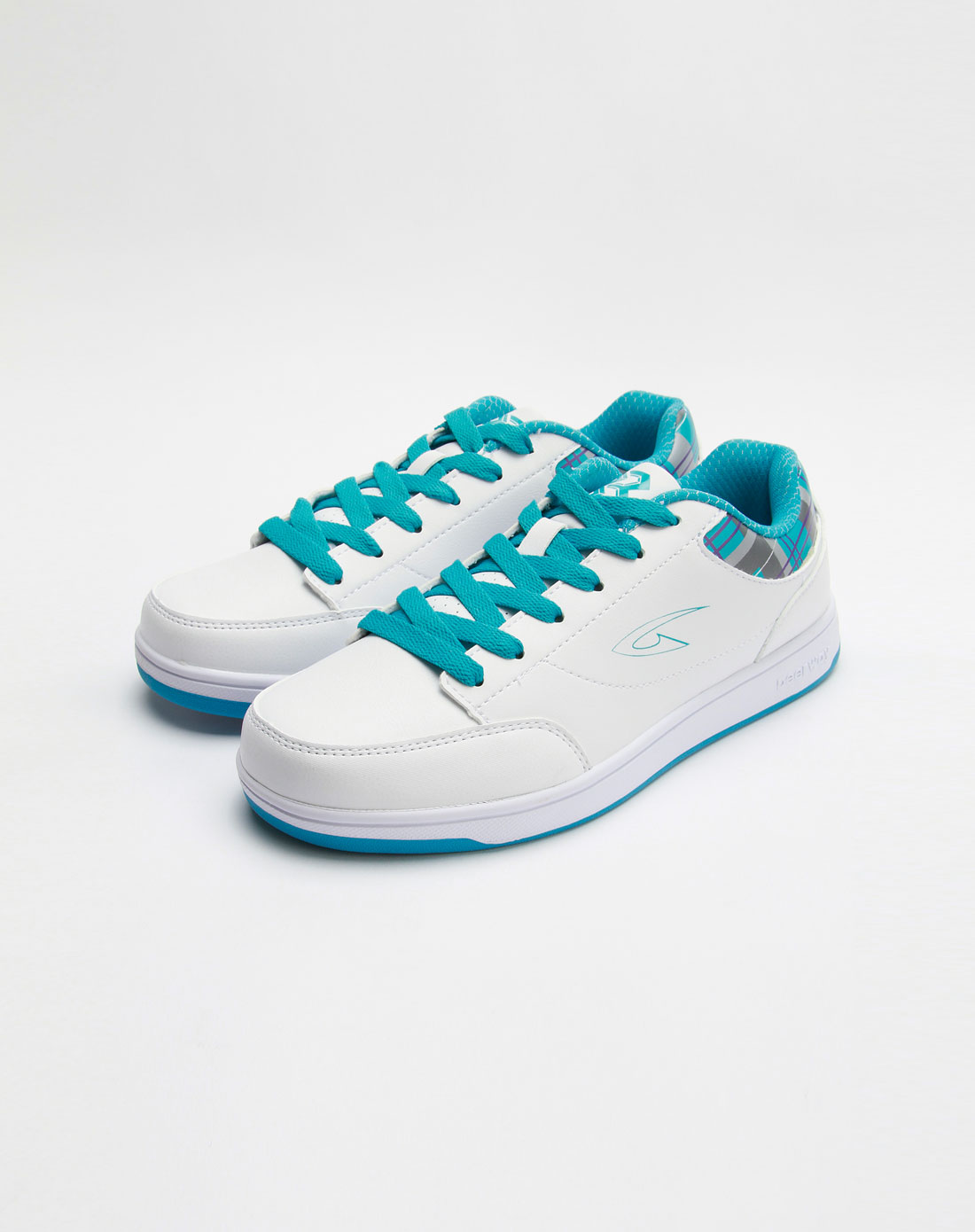 白色绑带休闲板鞋