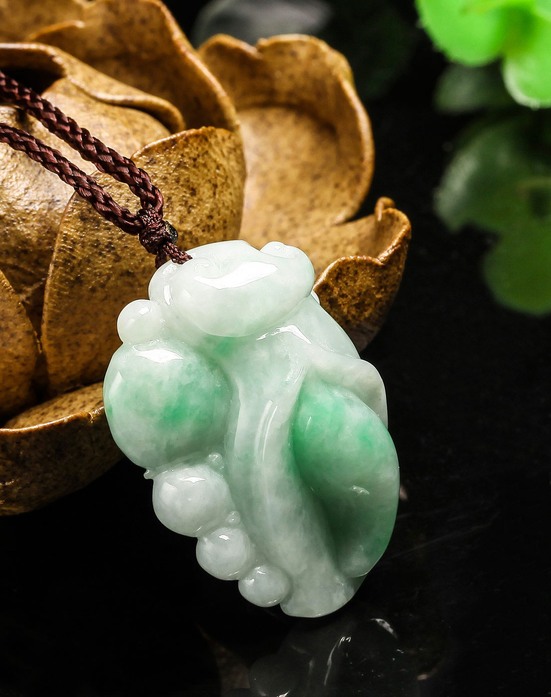 天然白底青贵人相助翡翠挂件(附国检证书)