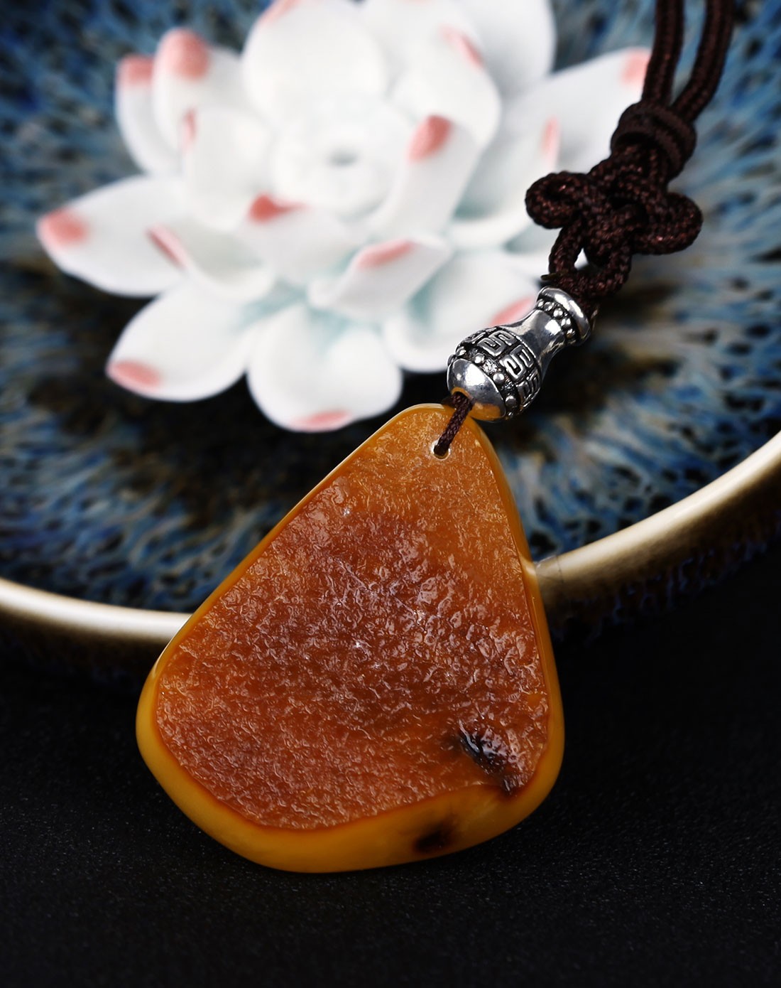 带皮老蜜蜡吊坠