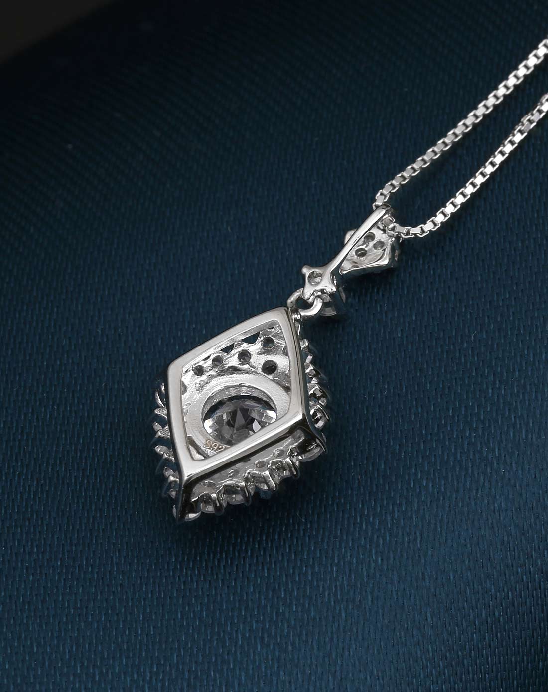 s925银镶嵌施华洛世奇宝石菱形款吊坠(赠s925银链)