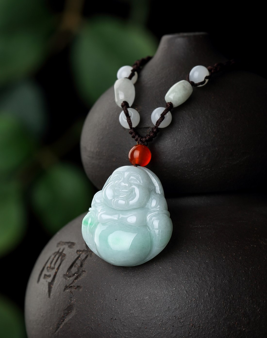 精雕细腻豆种俏色飘阳绿厚装小佛公天然a货翡翠吊坠(附权威鉴定证书)