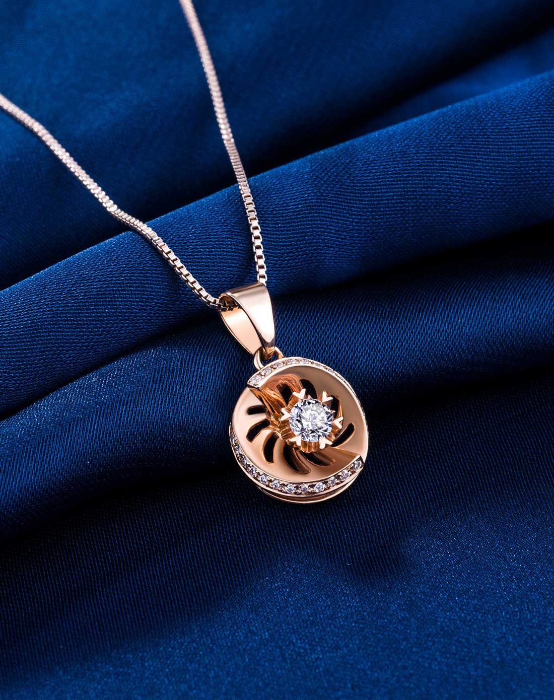 18k玫瑰金钻石吊坠