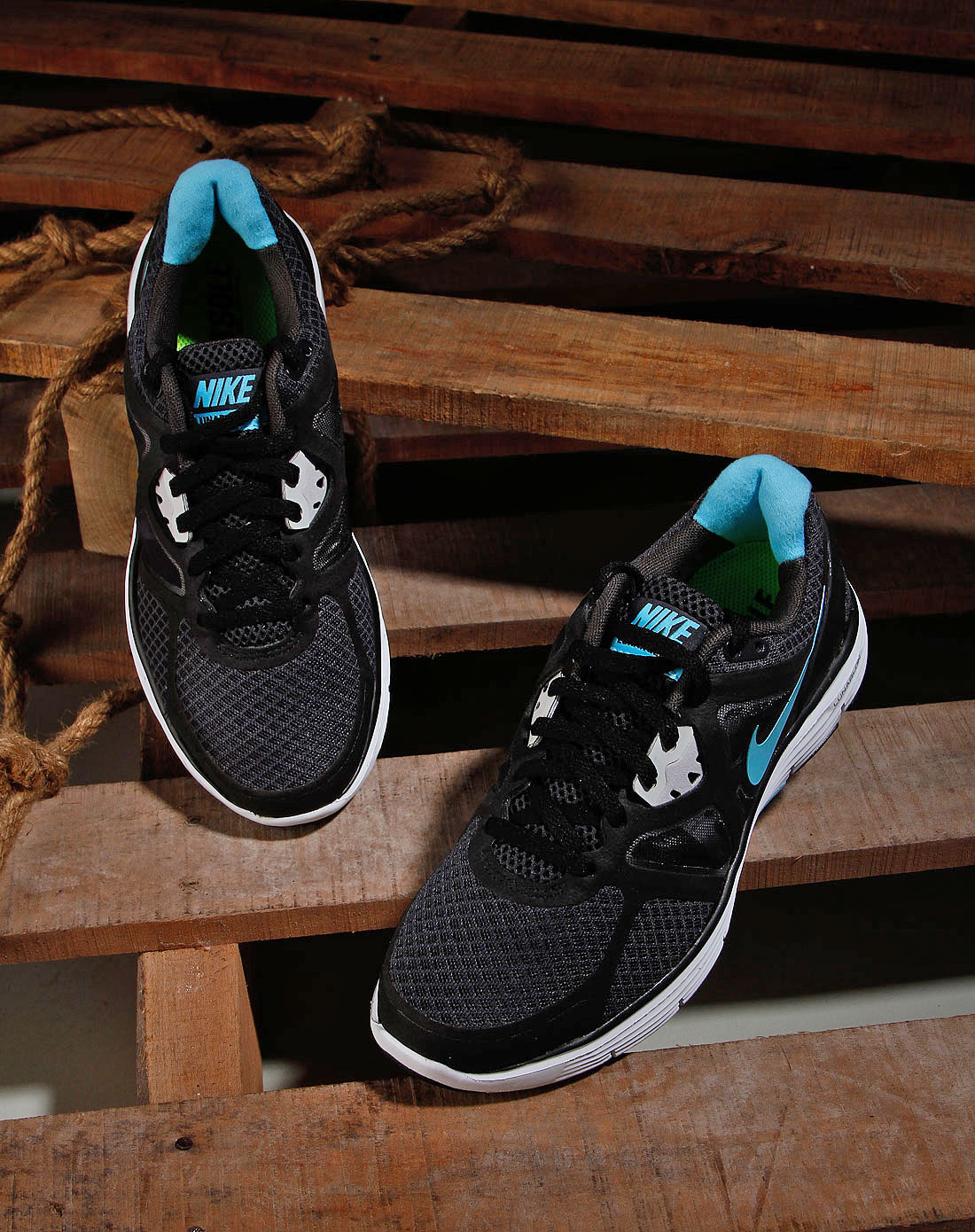 女款黑色绑带时尚跑步鞋