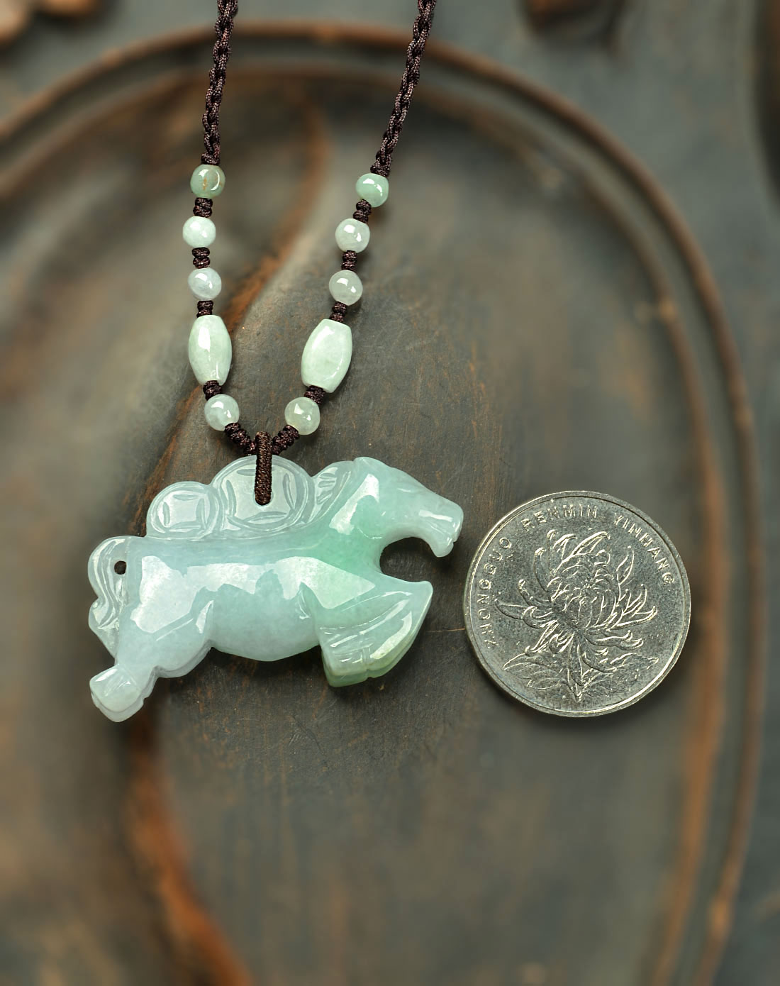 天然精雕特色细腻浅绿马上有钱翡翠挂件(国家权威鉴定)