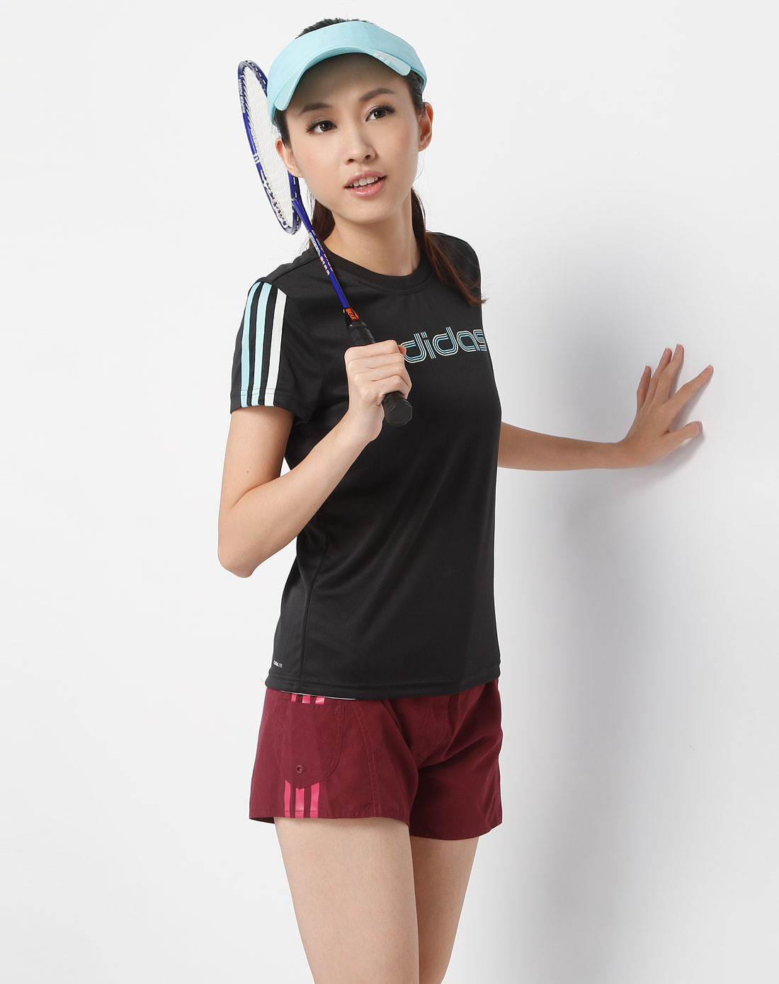 阿迪达斯adidas女装专场-女款黑色烫字母短袖t恤