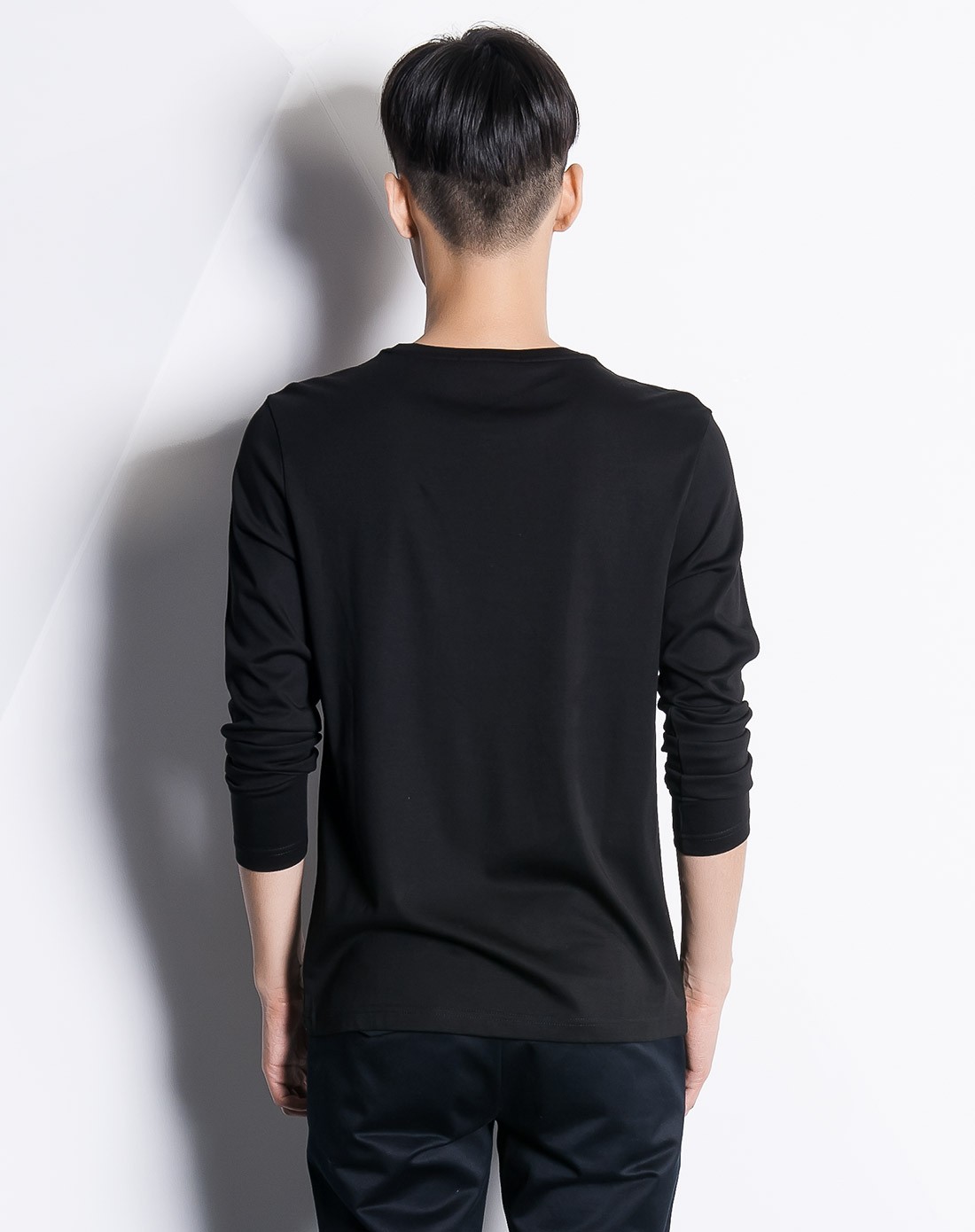 黑色简单印图长袖t恤