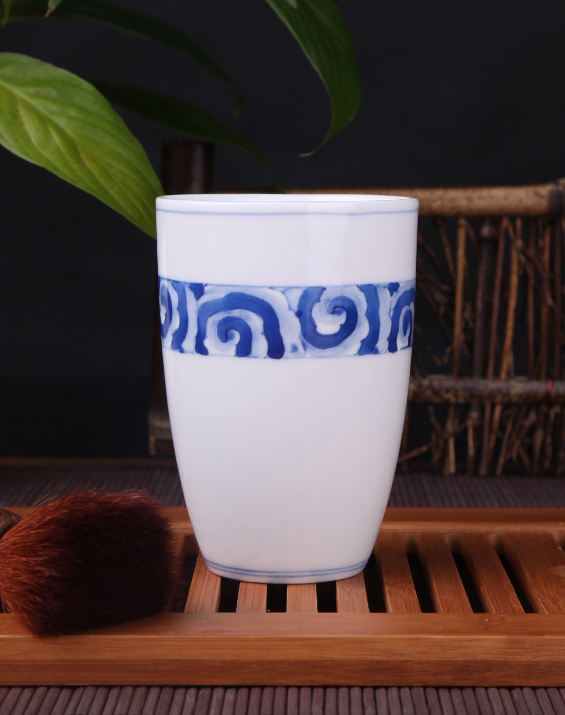 手绘釉下青花云纹杯