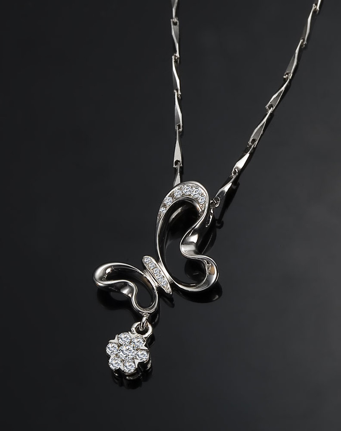 白18k金18分豪华钻石吊坠-飞蝶