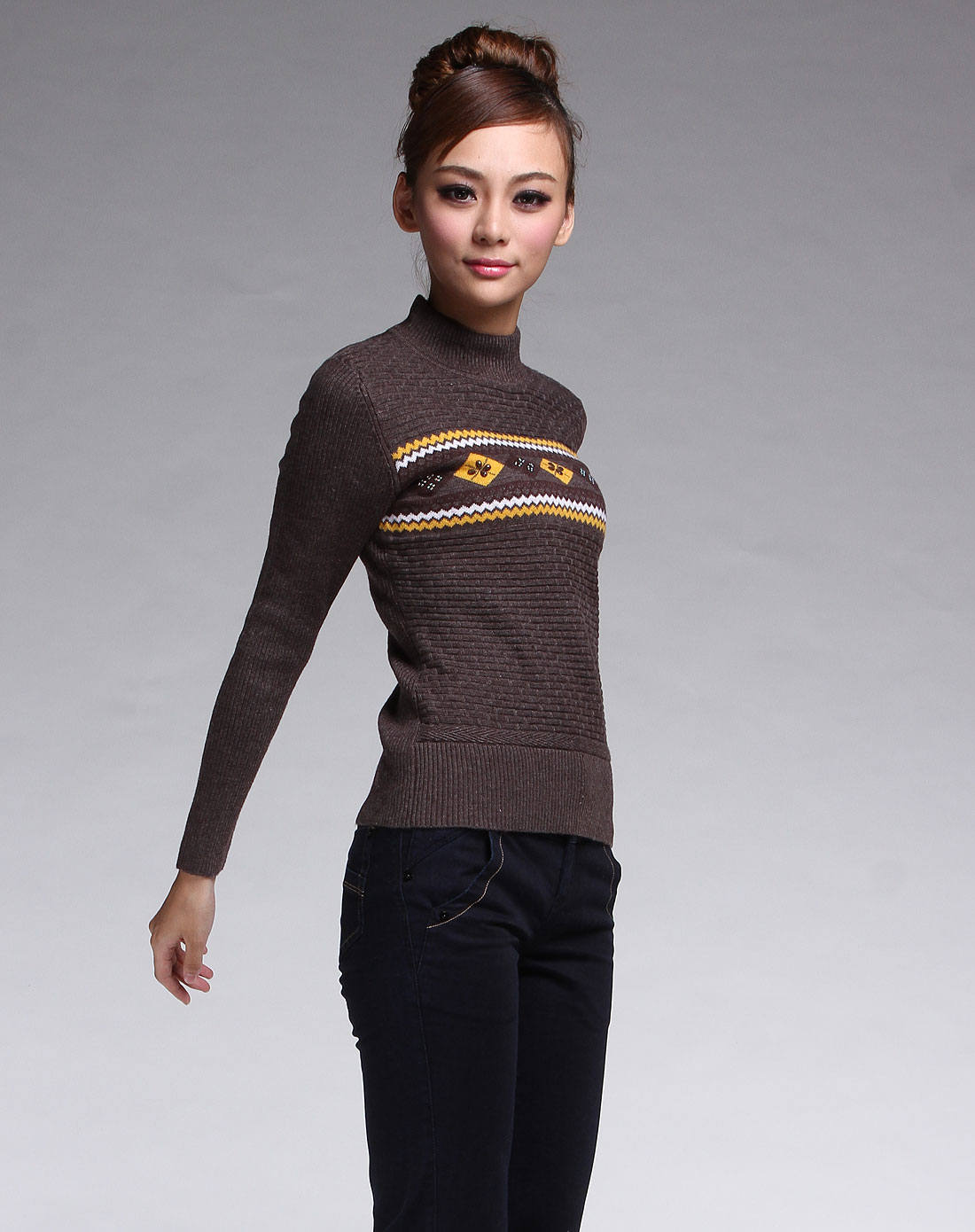 咖啡色织花长袖毛衣