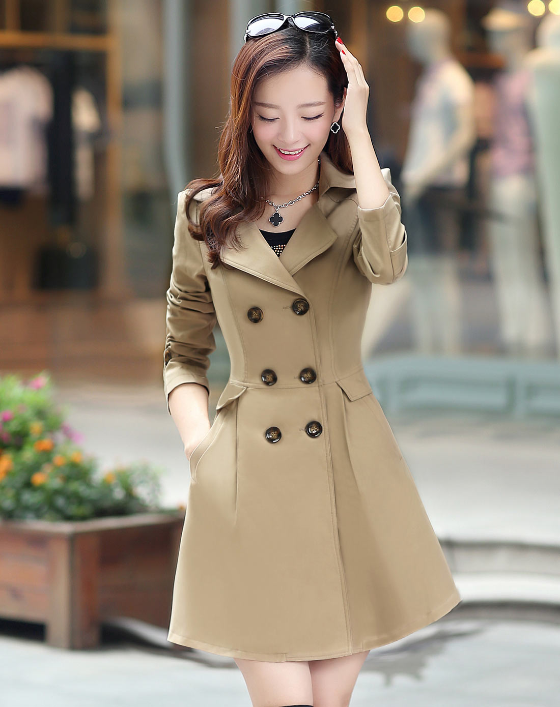 女卡其色翻领双排扣修身中长款风衣