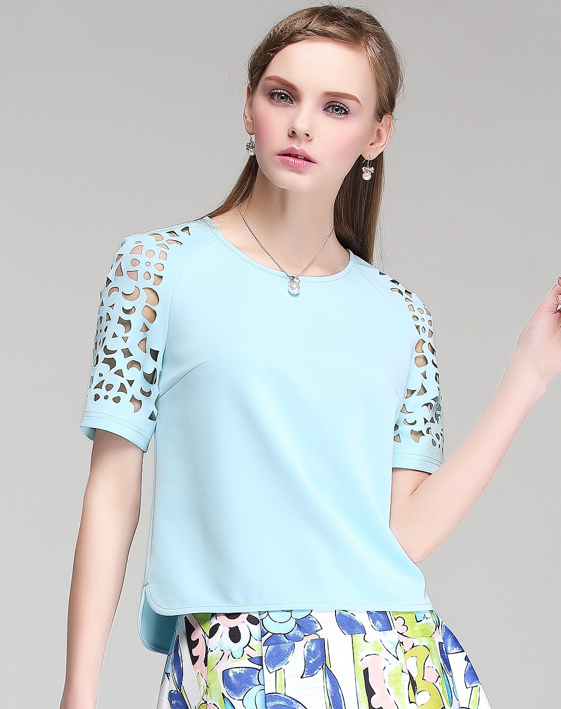 淡青色韩版时尚设计镂空衬衫